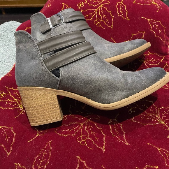 Qupid Gray Bootie size 6 women - Picture 2 of 9